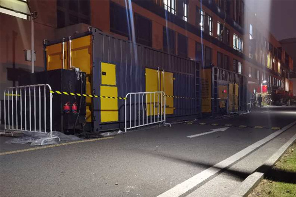 晴隆柴油发电机组的输出电压是如何调节的？