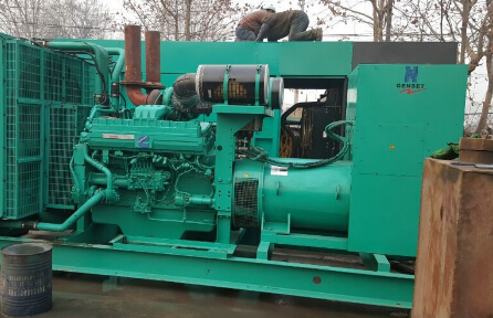 晴隆发电机组如何判断水冷式机油散热器内部是否需要清洗？